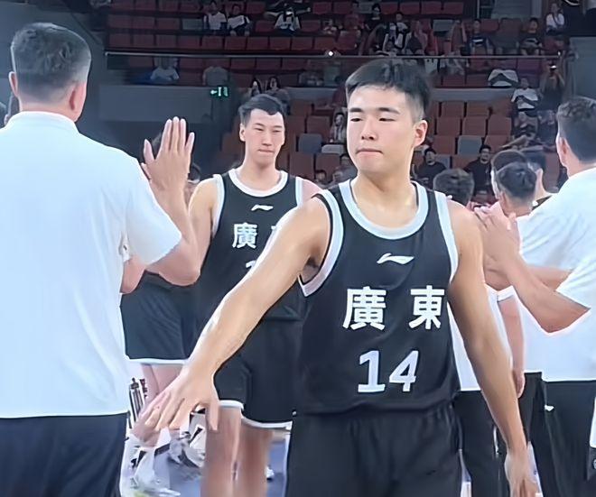 广东队险胜美国队!张文逸26分+三分雨爆发,却犯错险些葬送胜利