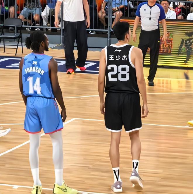 广东队险胜美国队!张文逸26分+三分雨爆发,却犯错险些葬送胜利