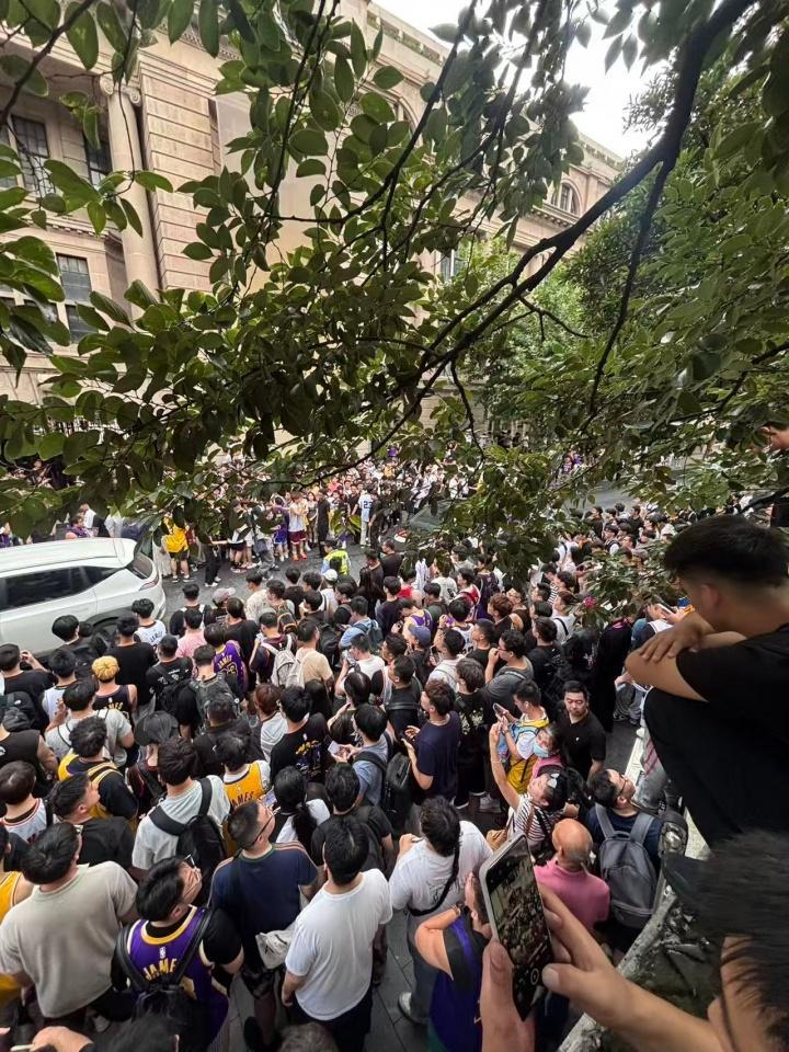 詹姆斯中国行万人空巷，但老詹的铁粉黑粉老粉在评论区打嘴仗