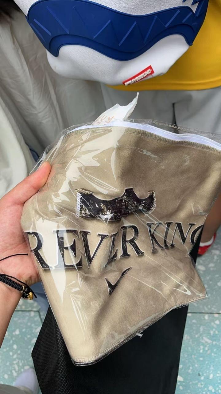 詹姆斯中国行万人空巷，但老詹的铁粉黑粉老粉在评论区打嘴仗