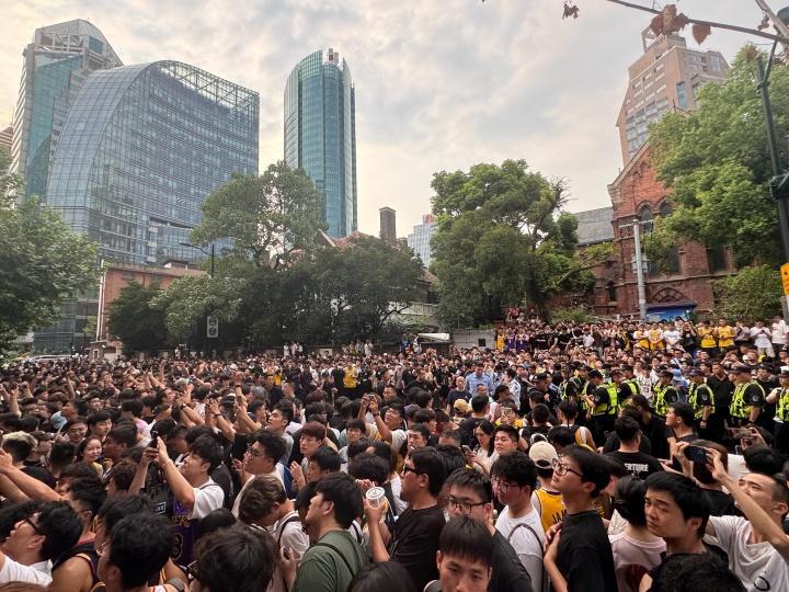 詹姆斯中国行万人空巷，但老詹的铁粉黑粉老粉在评论区打嘴仗